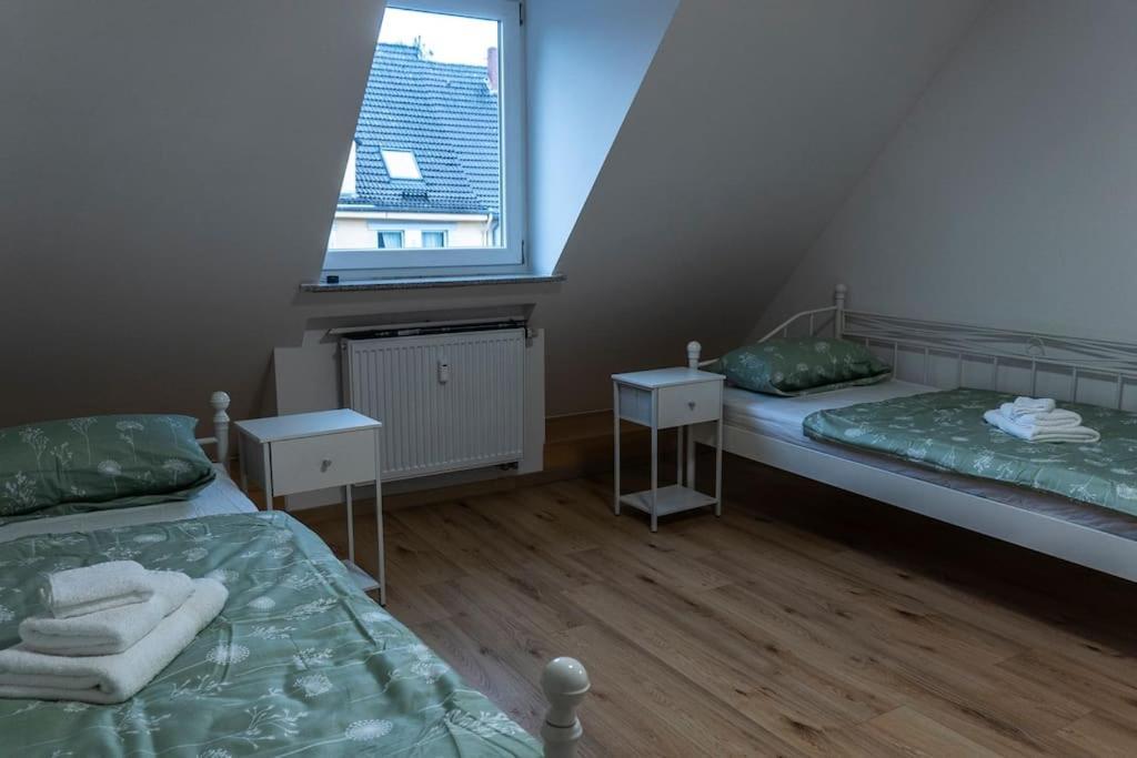 Moderne Ferienwohnung In Gelsenkirchen-Schalke Fuer 1 Bis 7 Personen Mit Terrasse, Ideal Fuer Gruppen & Stadionbesuche ภายนอก รูปภาพ