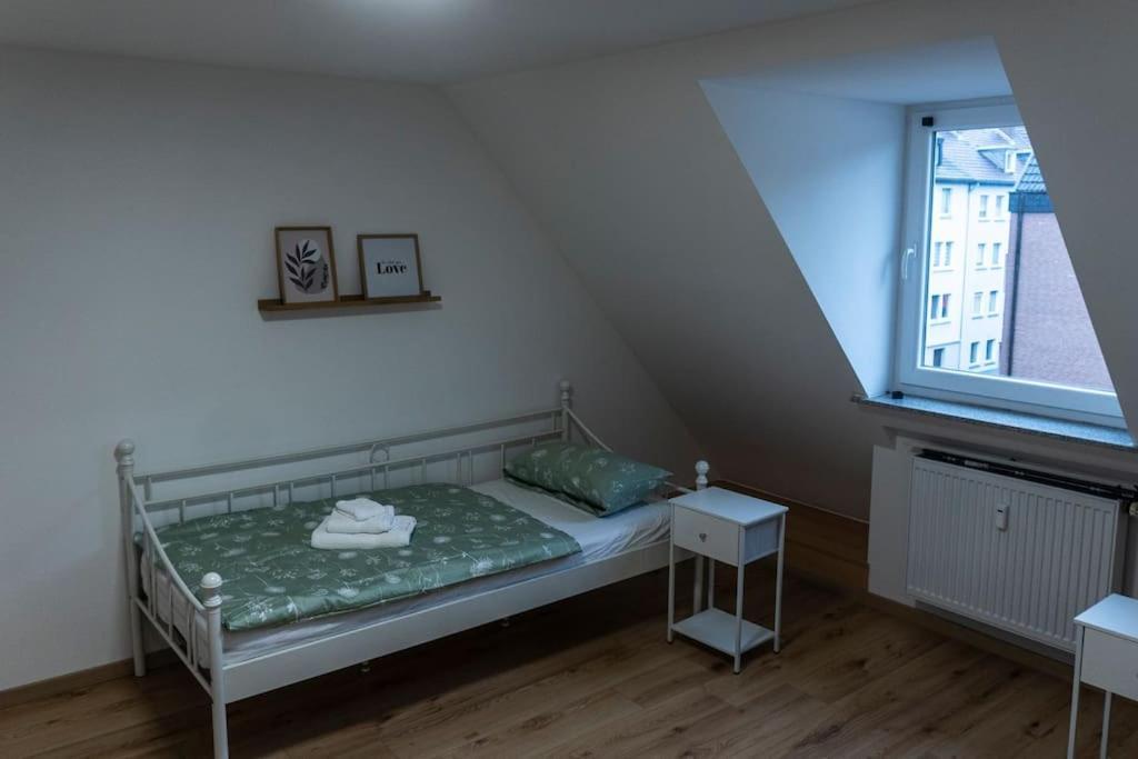 Moderne Ferienwohnung In Gelsenkirchen-Schalke Fuer 1 Bis 7 Personen Mit Terrasse, Ideal Fuer Gruppen & Stadionbesuche ภายนอก รูปภาพ