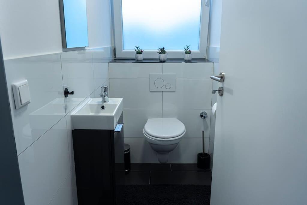 Moderne Ferienwohnung In Gelsenkirchen-Schalke Fuer 1 Bis 7 Personen Mit Terrasse, Ideal Fuer Gruppen & Stadionbesuche ภายนอก รูปภาพ