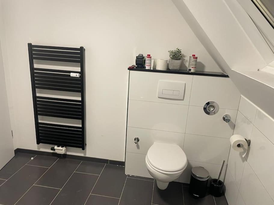 Moderne Ferienwohnung In Gelsenkirchen-Schalke Fuer 1 Bis 7 Personen Mit Terrasse, Ideal Fuer Gruppen & Stadionbesuche ภายนอก รูปภาพ