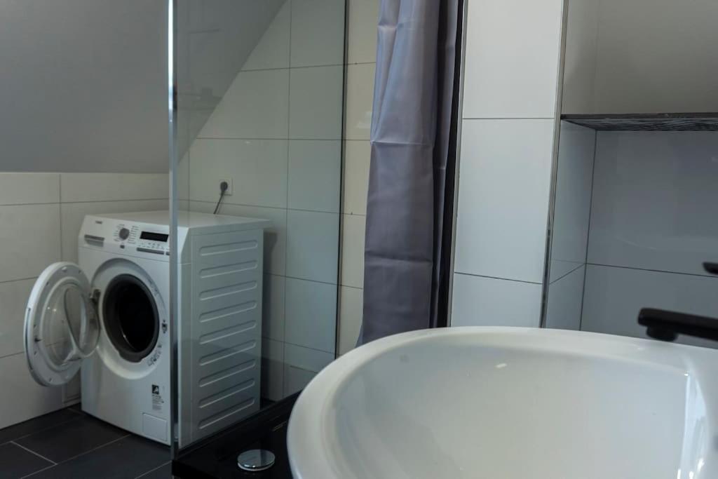 Moderne Ferienwohnung In Gelsenkirchen-Schalke Fuer 1 Bis 7 Personen Mit Terrasse, Ideal Fuer Gruppen & Stadionbesuche ภายนอก รูปภาพ