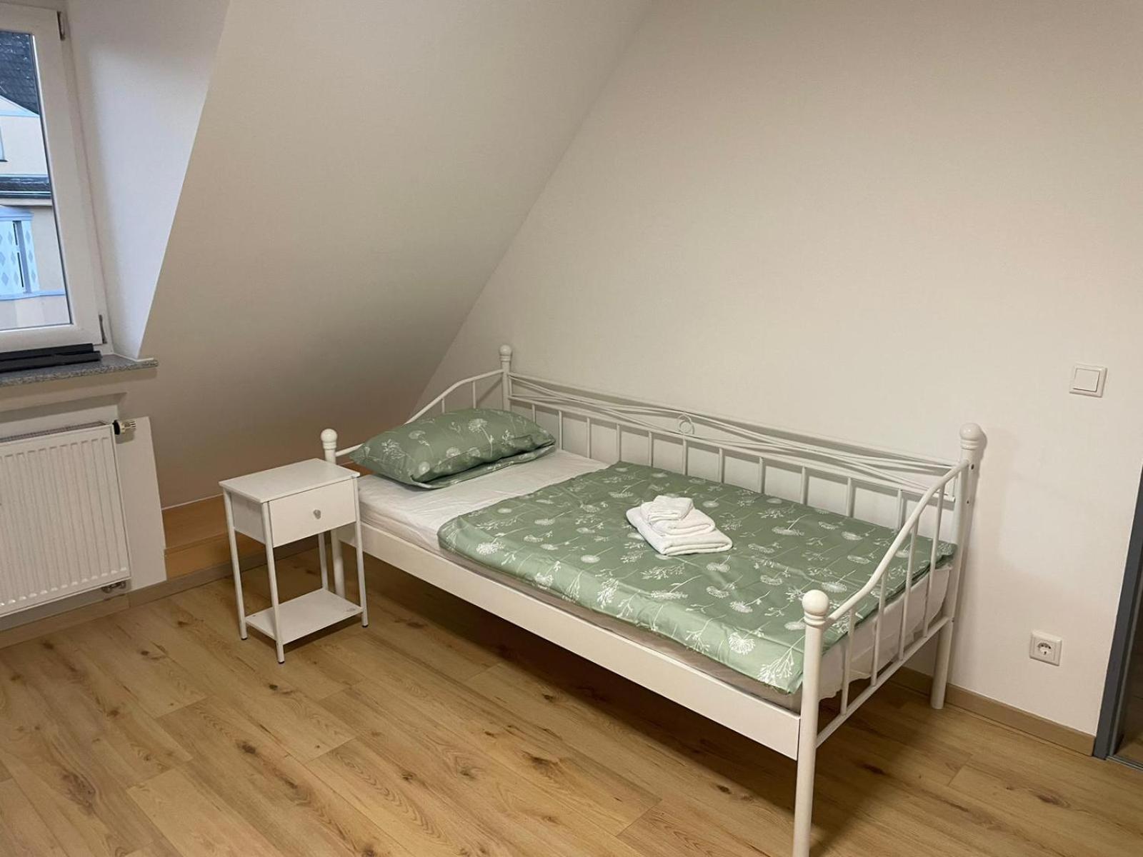 Moderne Ferienwohnung In Gelsenkirchen-Schalke Fuer 1 Bis 7 Personen Mit Terrasse, Ideal Fuer Gruppen & Stadionbesuche ภายนอก รูปภาพ